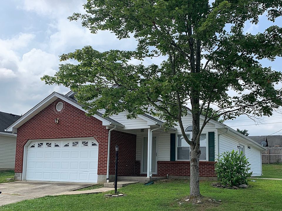 Beautiful small house with front yard and front light. Whole house newly painted inside!!