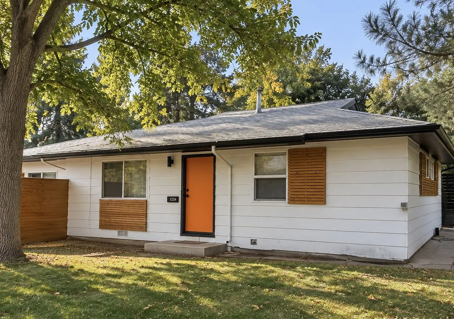 Available Now! Fully Updated 2 Bed 1 Bath Near Cu — Photo 2