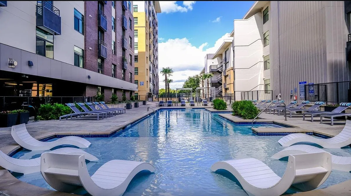 1 bed, 1.0 bath, 881 sqft, $1,900 — Photo 2