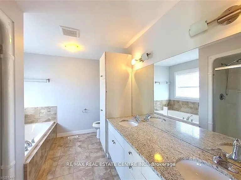 1560 Finley Cres — Photo 12