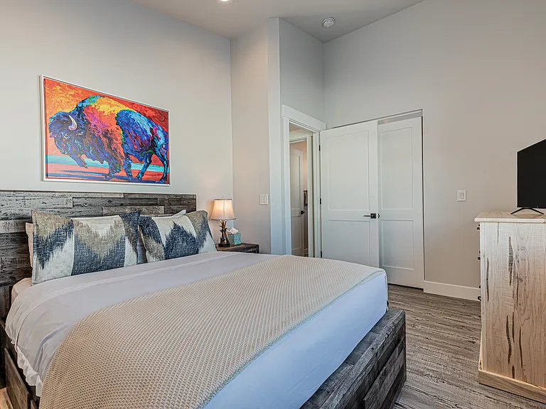 Upper Level - Queen Bedroom #2
