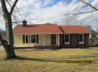 4 Woodlake Ct, Greensboro, NC 27406