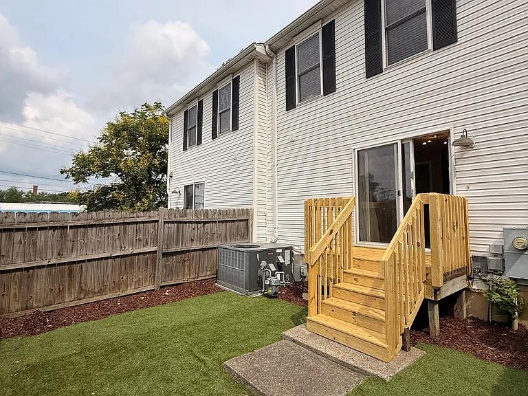 327 W Trinity Ave — Photo 2