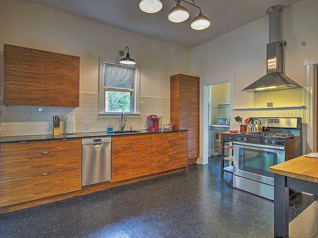 2 bed, 1196 sqft, $2,700 — Photo 1