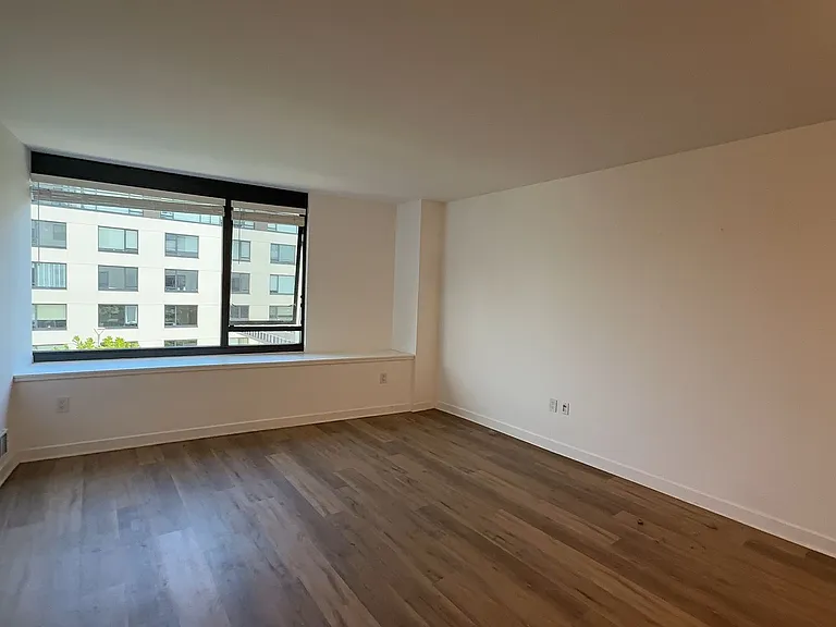 260 King St #607 — Photo 9
