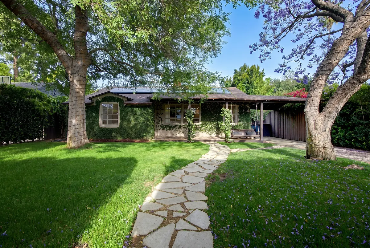 Building Photo - Ventura Canyon Ave
