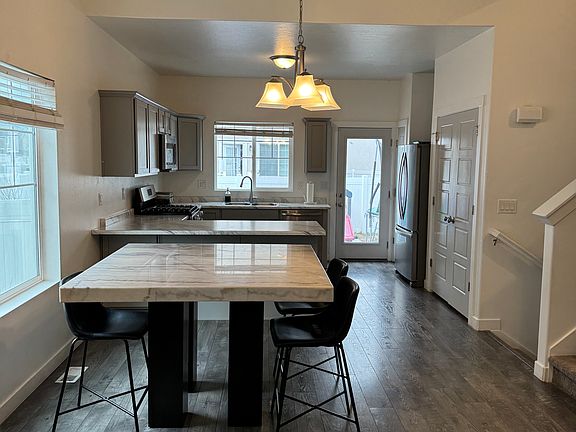 4th image of 972 W Montauk Ln