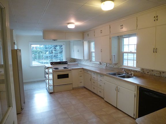 Kitchen towards nook