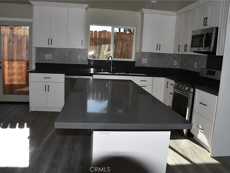 917 W Flora St #917B — Photo 12