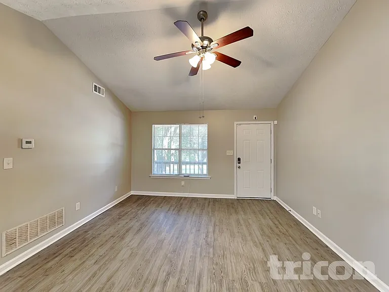101 Halehaven Dr — Photo 2