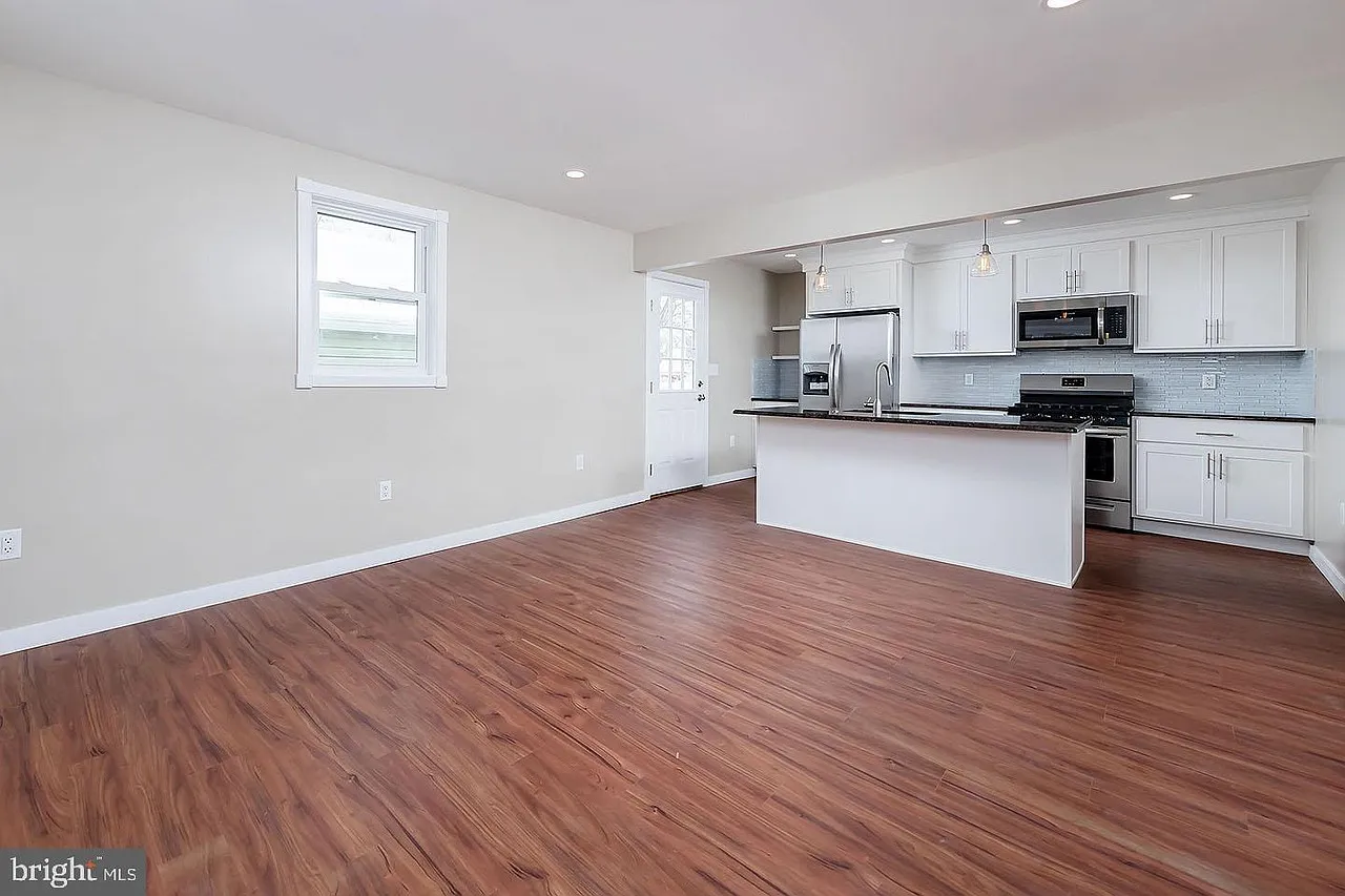 3 bed, 1080 sqft, $2,950 — Photo 2