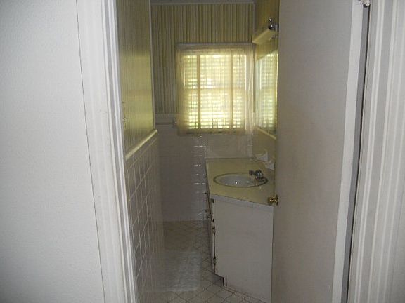 3rd image of 215 Rosewood Dr