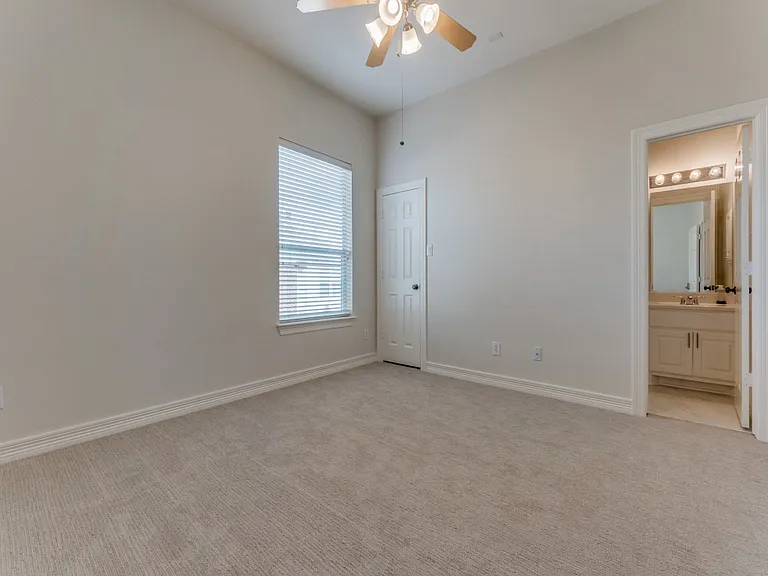 2412 Worthington St — Photo 18