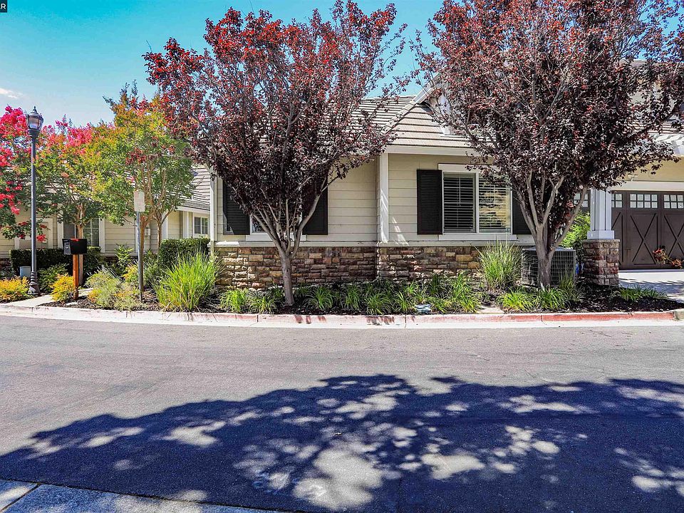 1st image of 136 Sugarloaf Ct
