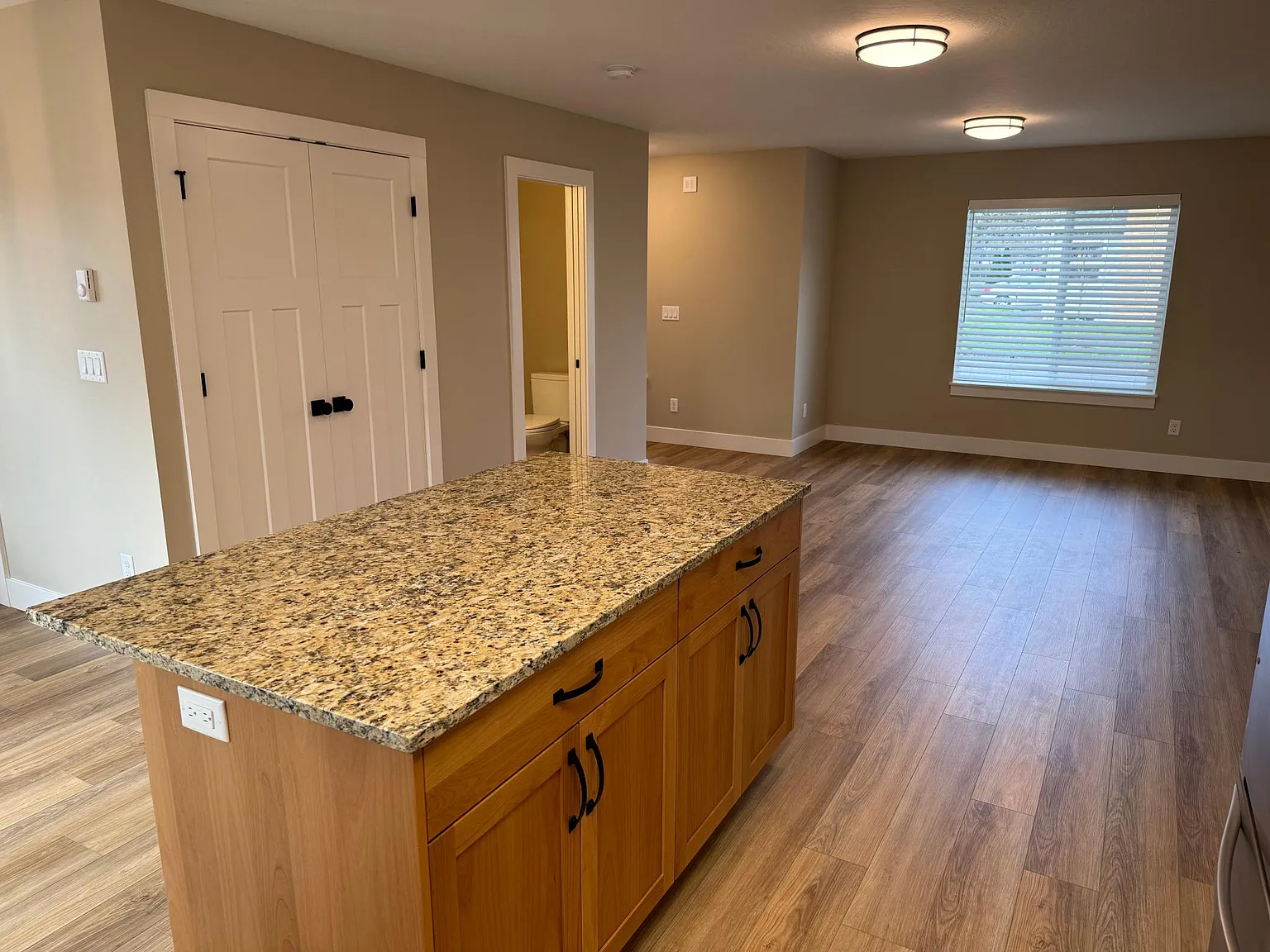 2 bed, 2.5 bath, 1304 sqft, $1,990 — Photo 2