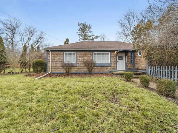 9485 Waterman Dr, Grosse Ile, MI 48138