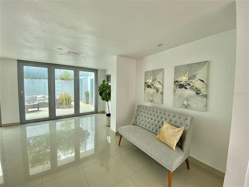 3 bed, 2.5 bath, 3821 sqft, $5,000 — Photo 2
