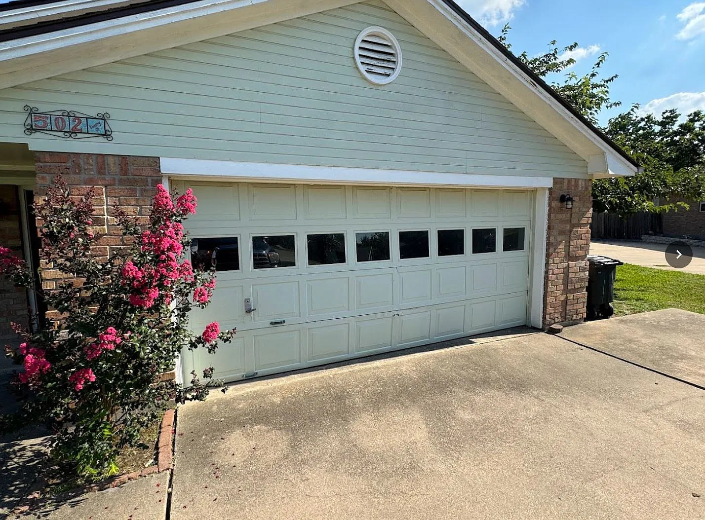 502 Lansing Ct — Photo 2