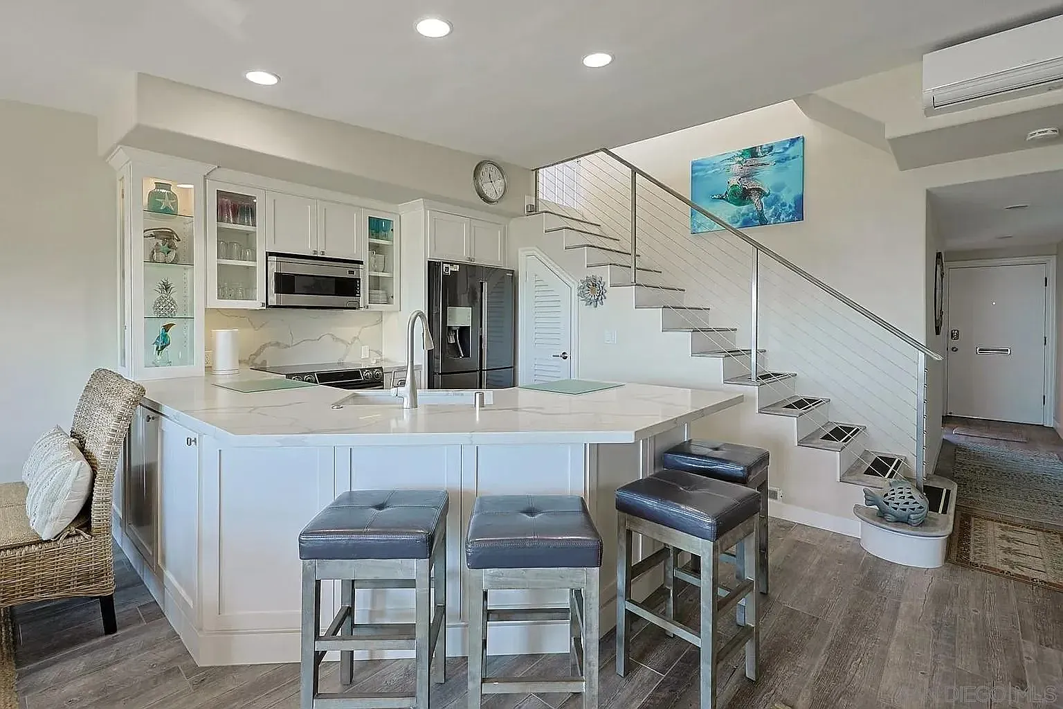2 bed, 2.0 bath, 976 sqft, $10,500 — Photo 3