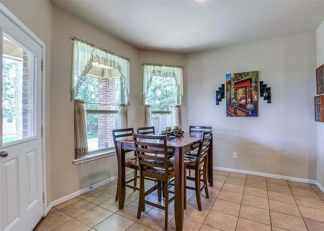 4 bed, 2.5 bath, 3444 sqft, $957 — Photo 3