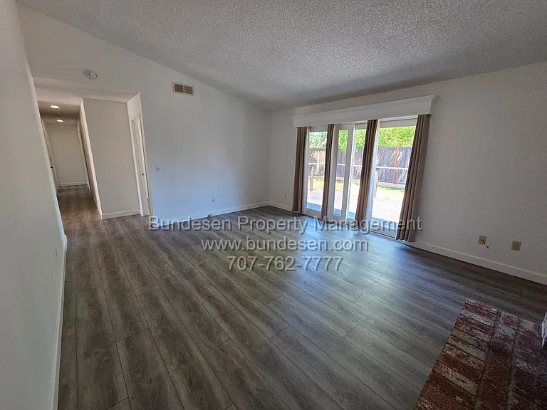 5266 Evonne Ave — Photo 6