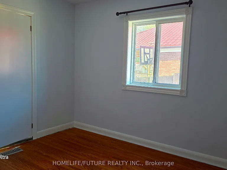 37 Miramar Cres #UPPER — Photo 8