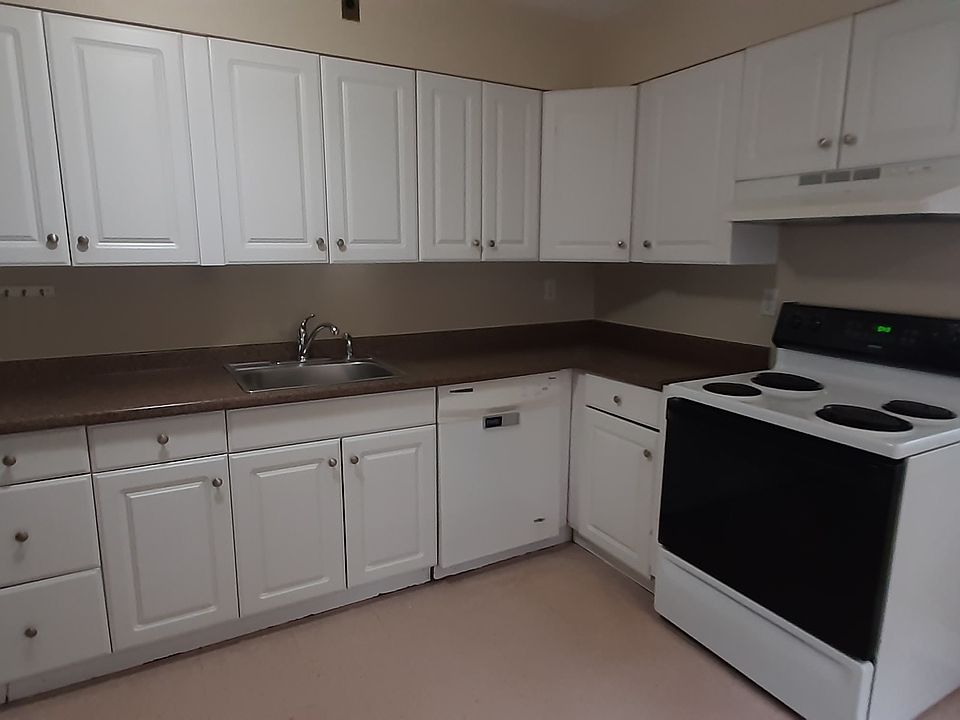 Kitchen, eat in. Lots of natural light.