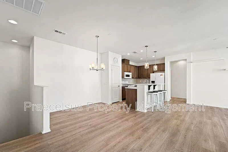 2 bed, 2.0 bath, 1116 sqft, $3,100 — Photo 3