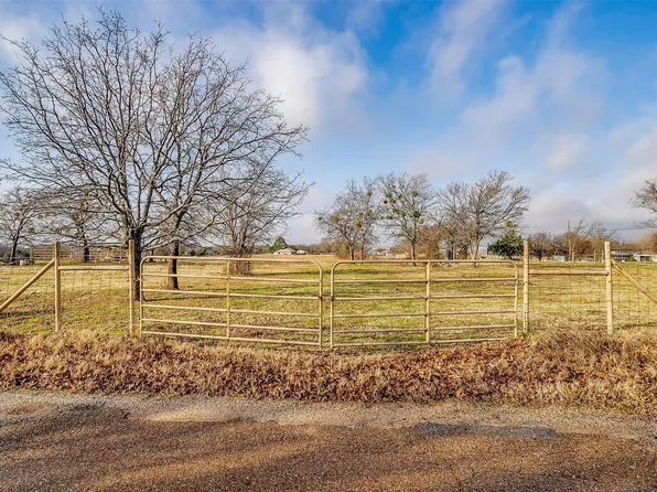 900 S Briaroaks Rd, Cleburne, TX 76031