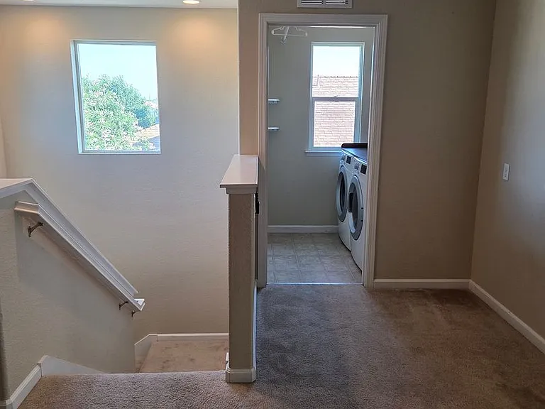 1443 Greenbrier Dr — Photo 17