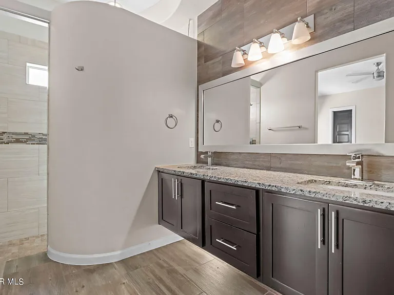 400 Royal Crown Rd — Photo 23