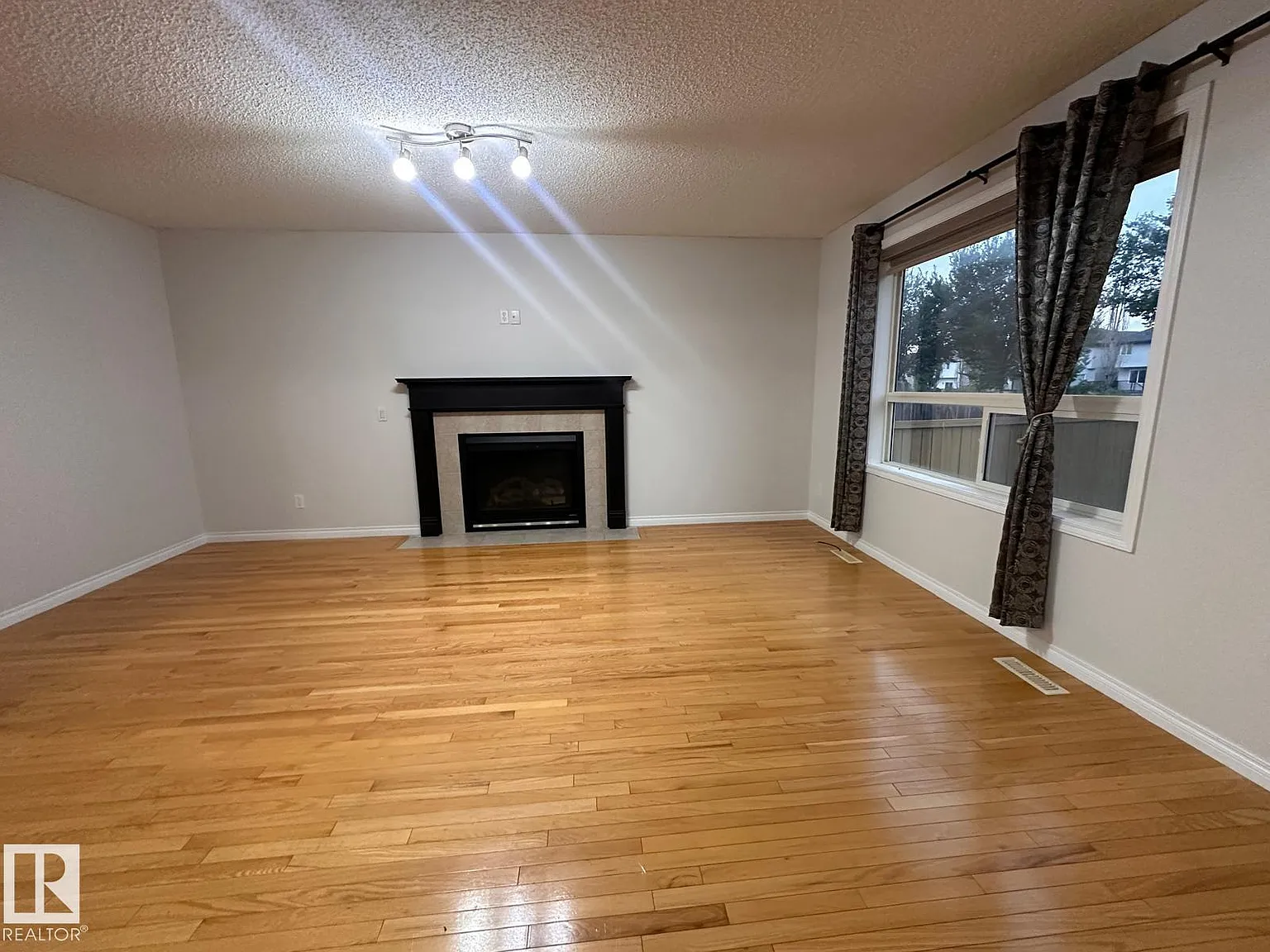 3 bed, 2.5 bath, 1900 sqft, $2,500 — Photo 3