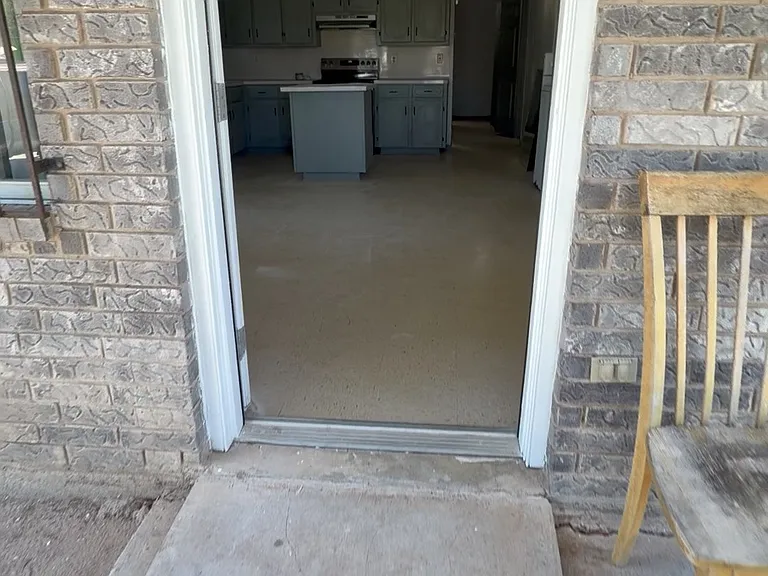 943 Washington Ave — Photo 2