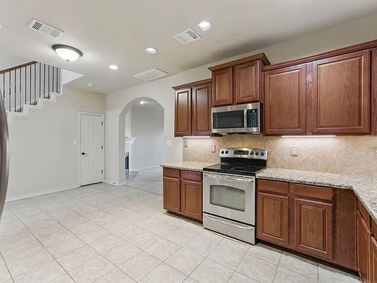 976 Parkview Dr — Photo 5
