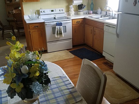 Eat in kitchen main level 