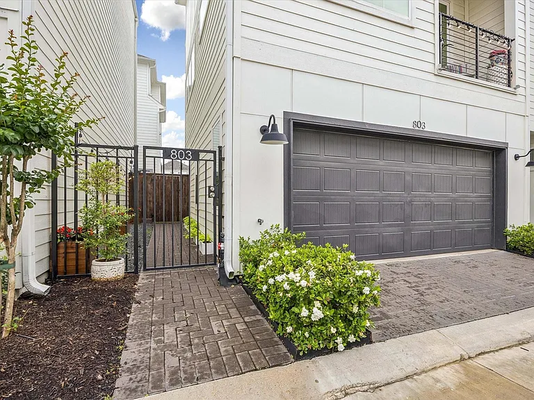 803 Sienna Palm Ln — Photo 1