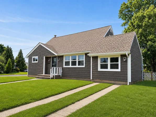 7 Mindy Ln, Westbury, NY 11590