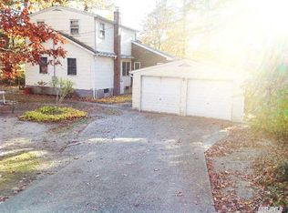 29 Lakeside Trl, Ridge, NY 11961