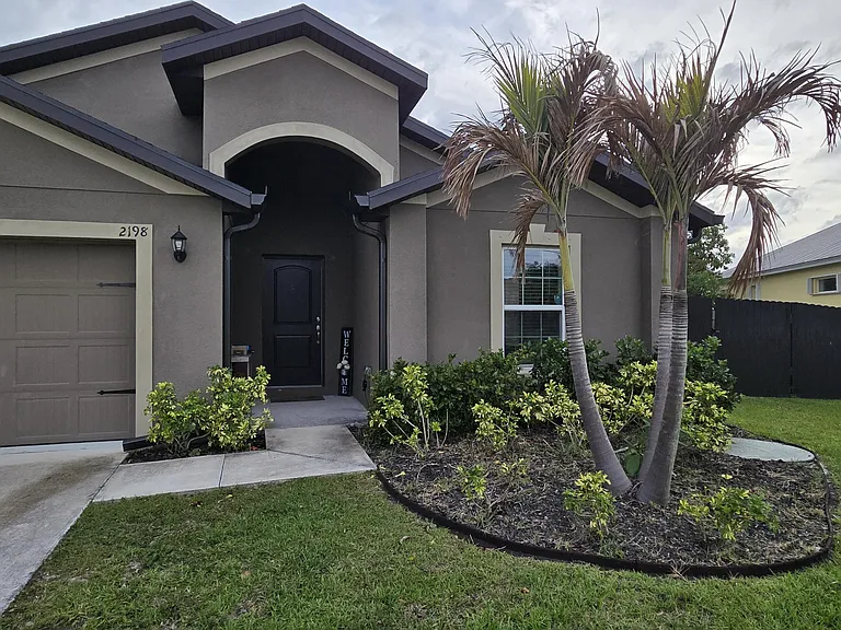 2198 SW Algiers St — Photo 1