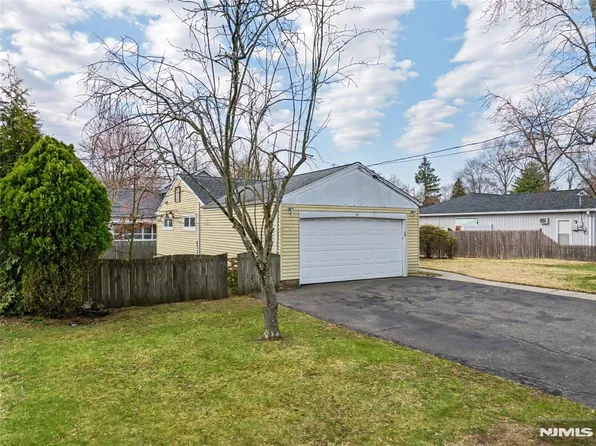 17 George Rd, Emerson, NJ 07630