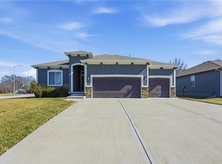 1013 NE Ravenwood Ter, Lees Summit, MO 64086