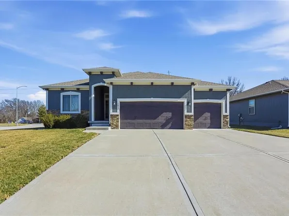 1013 NE Ravenwood Ter, Lees Summit, MO 64086