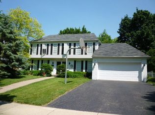 365 Lakeside Dr, Roselle, IL 60172