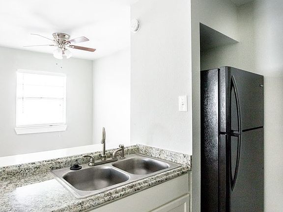 5th image of 711 E Carson St APT B1