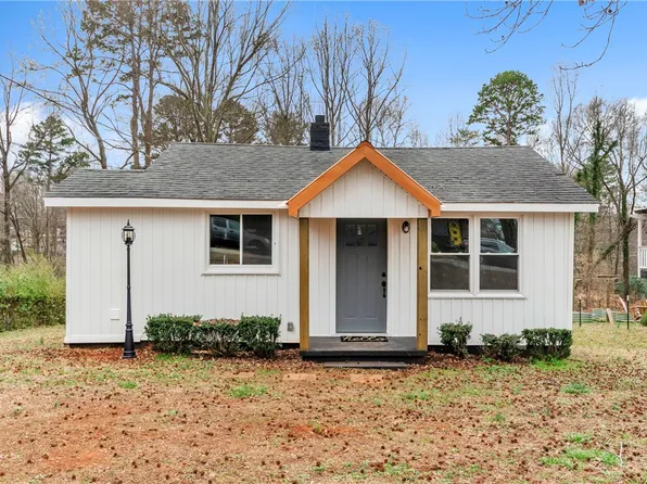 11 Woodland Dr, Greenville, SC 29617