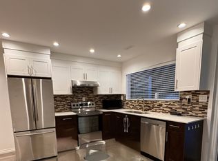 1098 Clements Ave, North Vancouver, BC V7R2L4