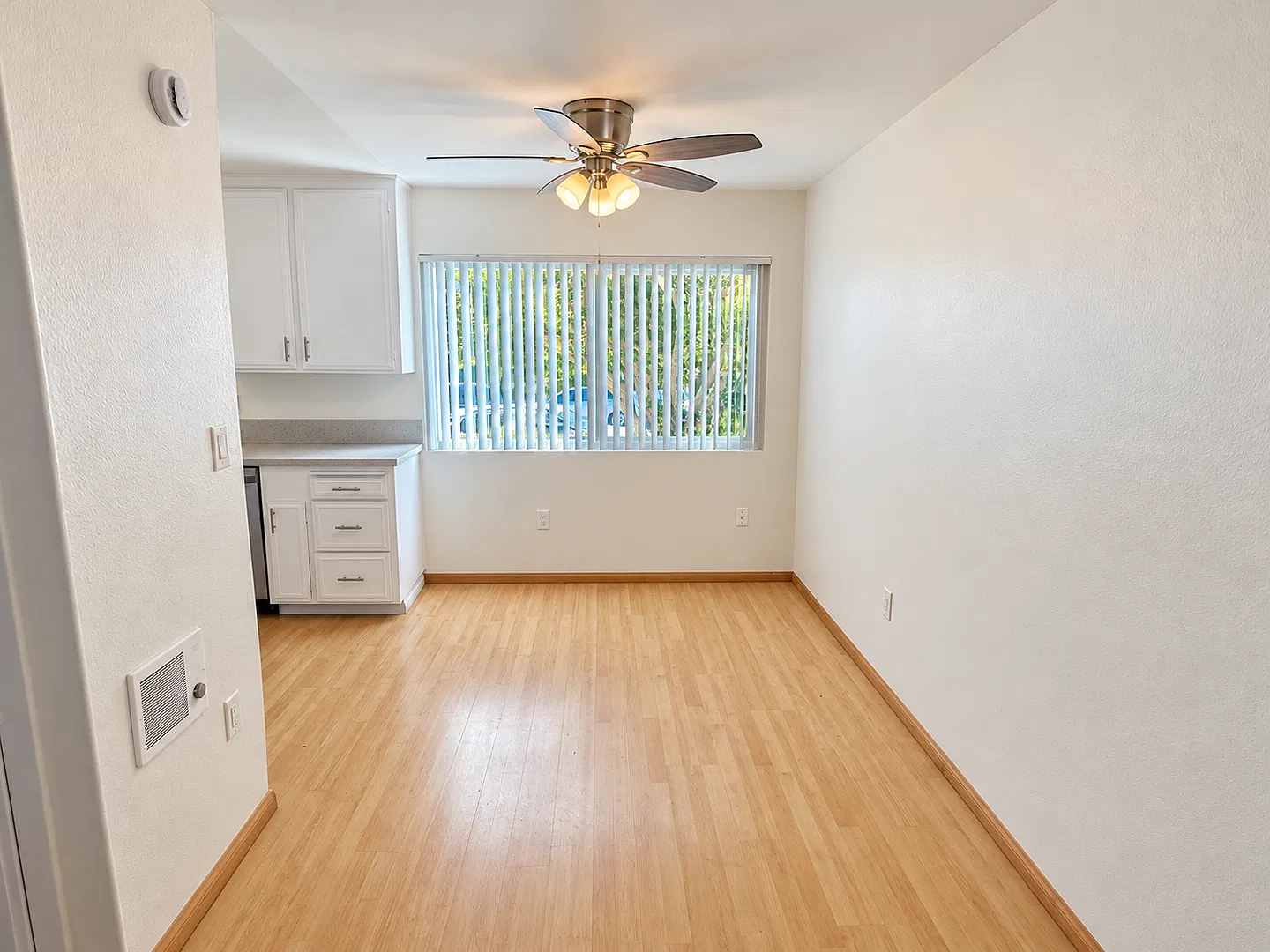 Pacific Beach -Great 2br/1ba Lower Unit W/Parking & Coin Laundry — Photo 3