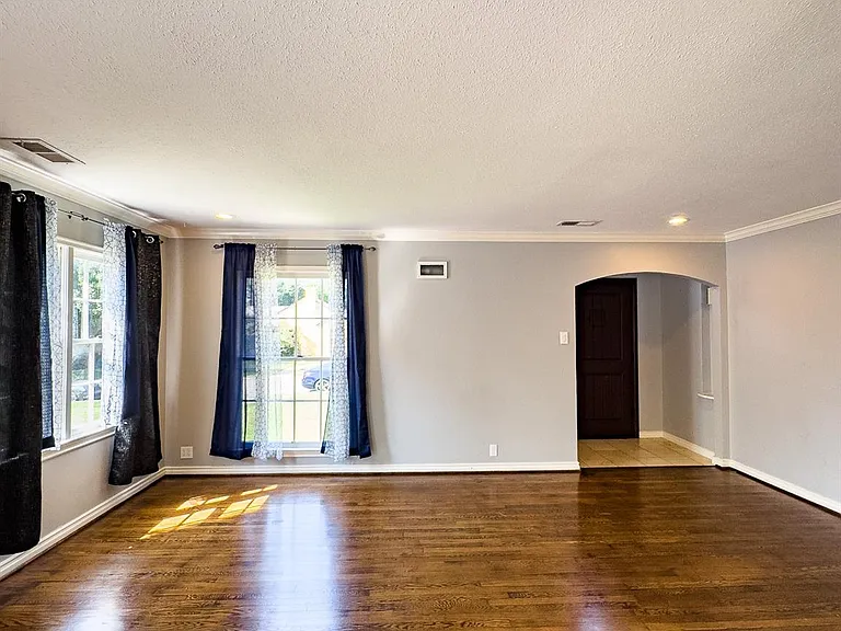 2222 Carnes St — Photo 16