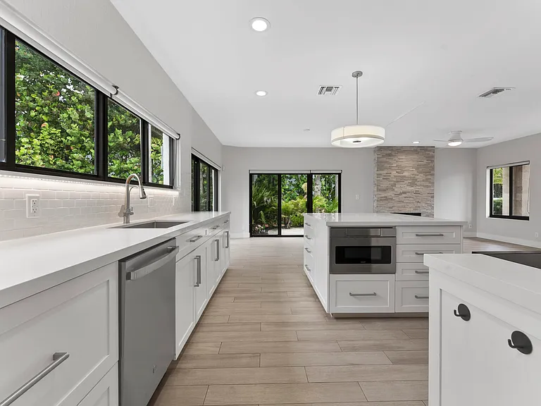 1121 Bel Air Dr — Photo 4