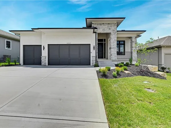 22117 W 94th Ter, Lenexa, KS 66220